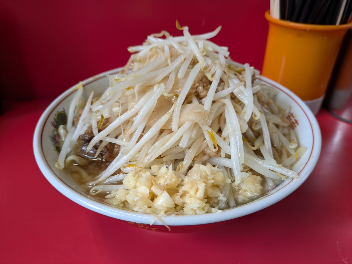 passo_1stEd's tweet photo. ラーメン二郎三田本店
大ラーメン
ついに初訪。
これで750円は何かがおかしい
麺はチュルプルでヤサイに隠れていた豚が割とでかく食べごたえ🙆

接続から着席まで15分×3と回転も素晴らしい
営業日カレンダーが大宮公園駅前店と同じなのも...🥹🥺 https://t.co/Y9GX9XdNGB