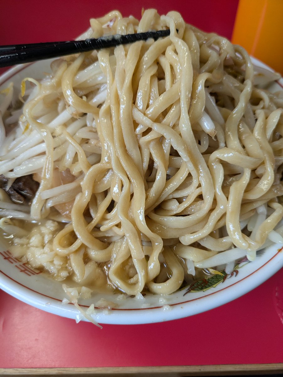 passo_1stEd's tweet photo. ラーメン二郎三田本店
大ラーメン
ついに初訪。
これで750円は何かがおかしい
麺はチュルプルでヤサイに隠れていた豚が割とでかく食べごたえ🙆

接続から着席まで15分×3と回転も素晴らしい
営業日カレンダーが大宮公園駅前店と同じなのも...🥹🥺 https://t.co/Y9GX9XdNGB