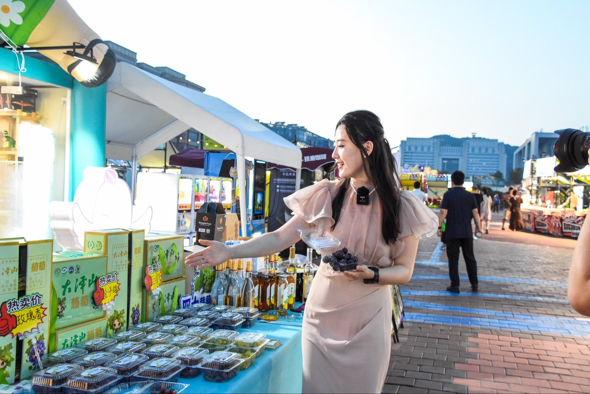 PingduAi3227's tweet photo. The sweet Dazeshan grapes have arrived at the 36th Qingdao International Beer Festival. Beer and berries—the perfect summer duo. Come find us at Golden Beach Beer City!#QingdaoBeerFestival #DazeshanGrapes #青岛国际啤酒节 #大泽山葡萄 #Summer2026 https://t.co/owqSyjezXE