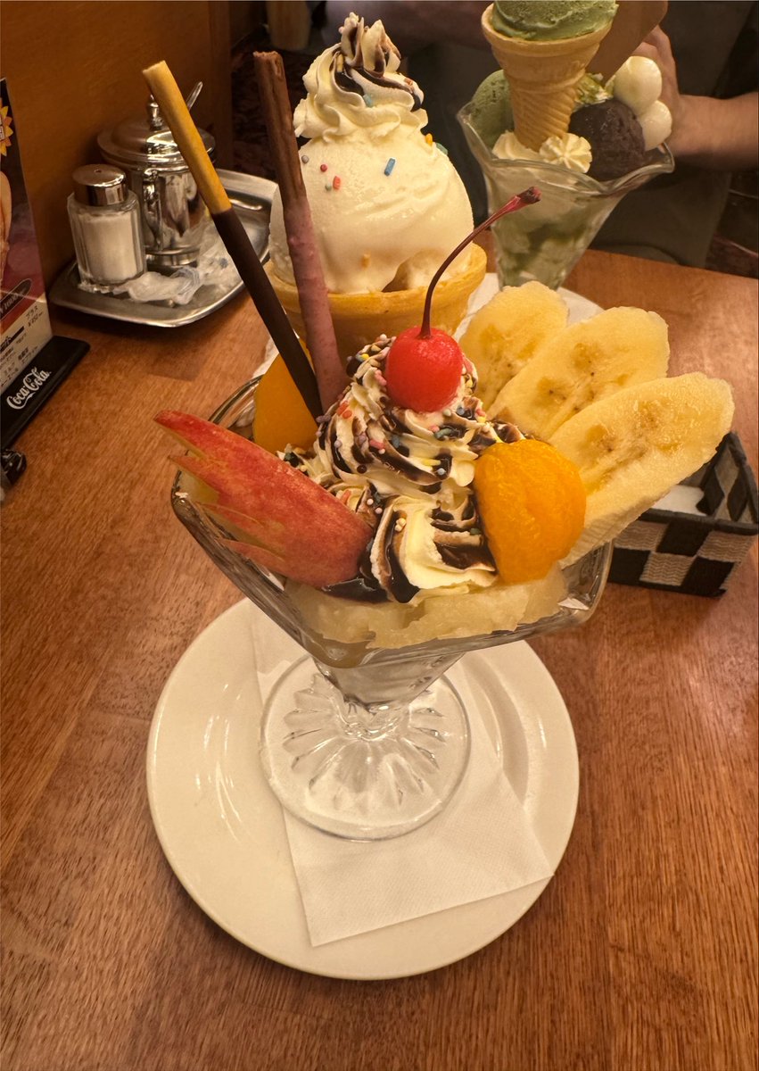 pipimaru_59's tweet photo. 昨日パフェ🍨食べた〜！
ガチャの引き良く幸💞💞 https://t.co/BE4itJV5G0