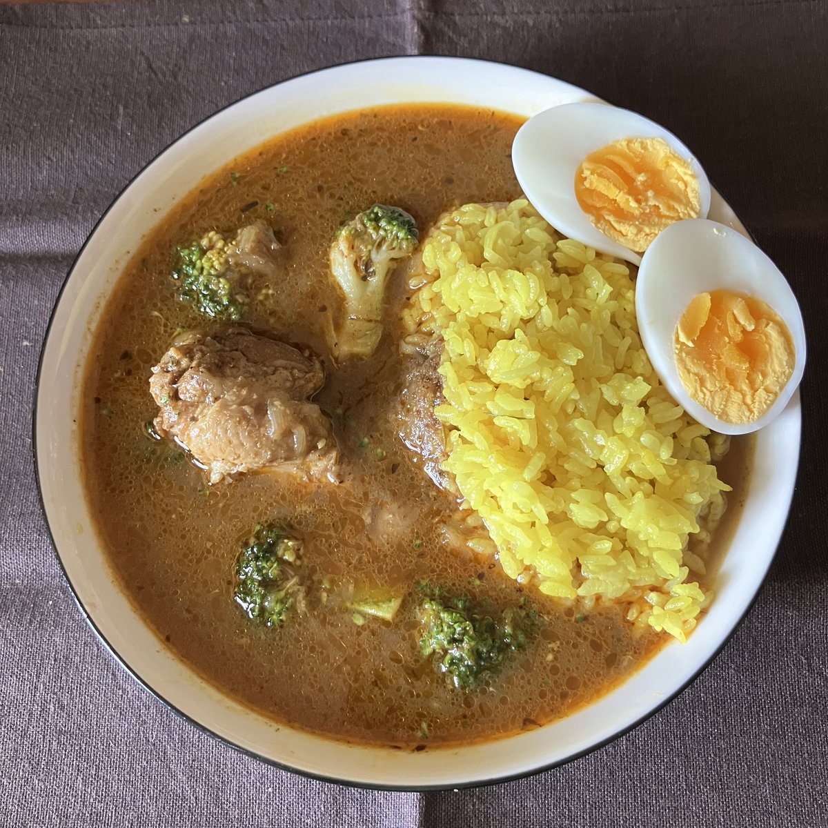 kazugadget's tweet photo. 昼飯、また手羽元スープカレー
概ね手前好みの味になってるし食後に噴き出す汗でええ感じに涼しくて機嫌
ただ課題も見えたから次は玉葱を倍量にしてみよ
食後のチャイも欲しくなるけど冷蔵庫に牛乳を置く場所が無いのよね
ま、そのうちって事で今出来る事を楽しんでりゃええやろ https://t.co/x3KWaJSJUh