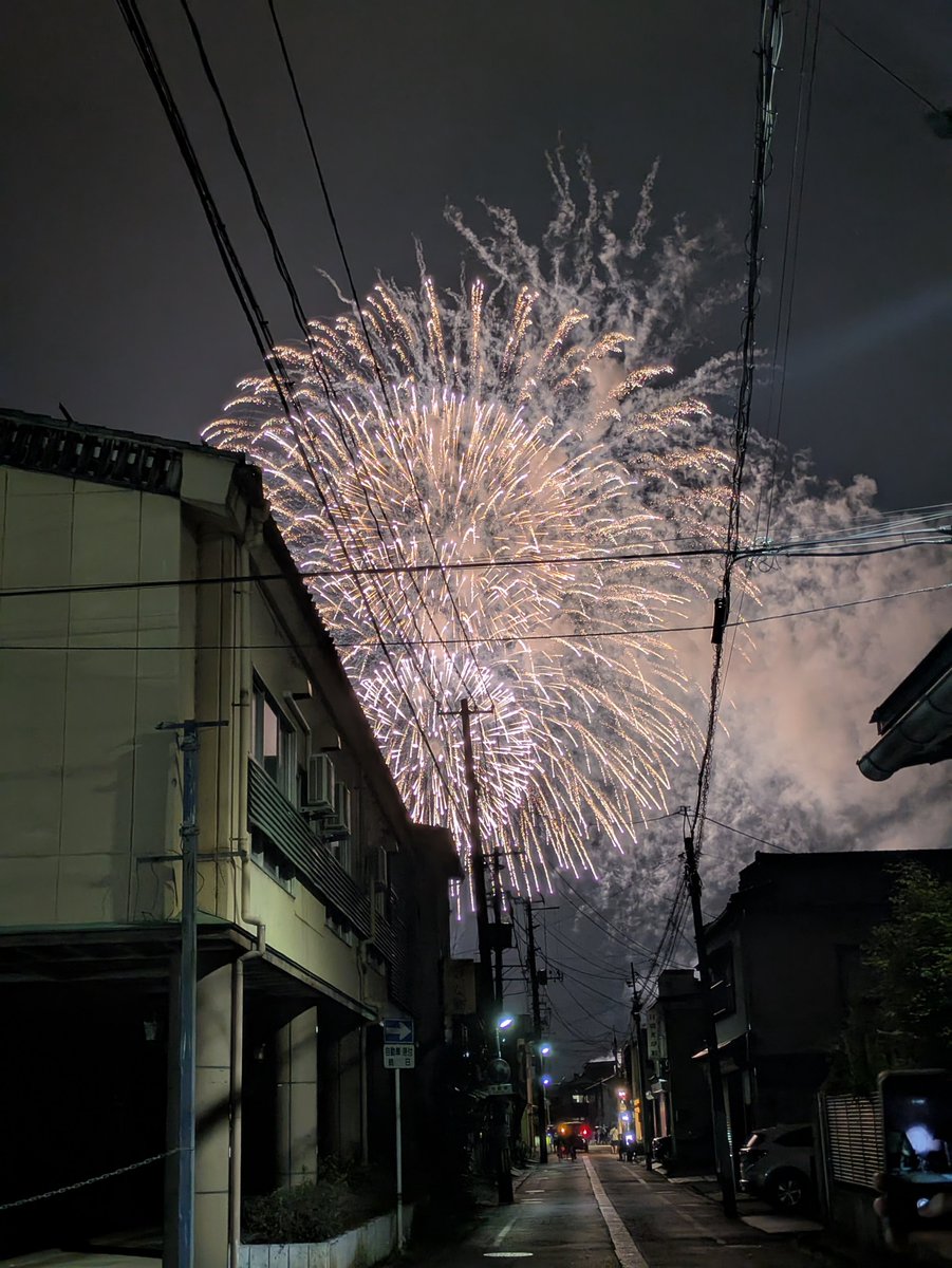 QI35007's tweet photo. 8月1日に三条花火大会にいきました。去年は越前屋ホテルの屋上から見れたのですが、予約が入っていて見れなかったのですが、図書館から見てもとても綺麗でした。来年もまた行きたいです。
#三条市 #学生まちなか #選びたくなるまち三条 https://t.co/eNMmQEmKCZ