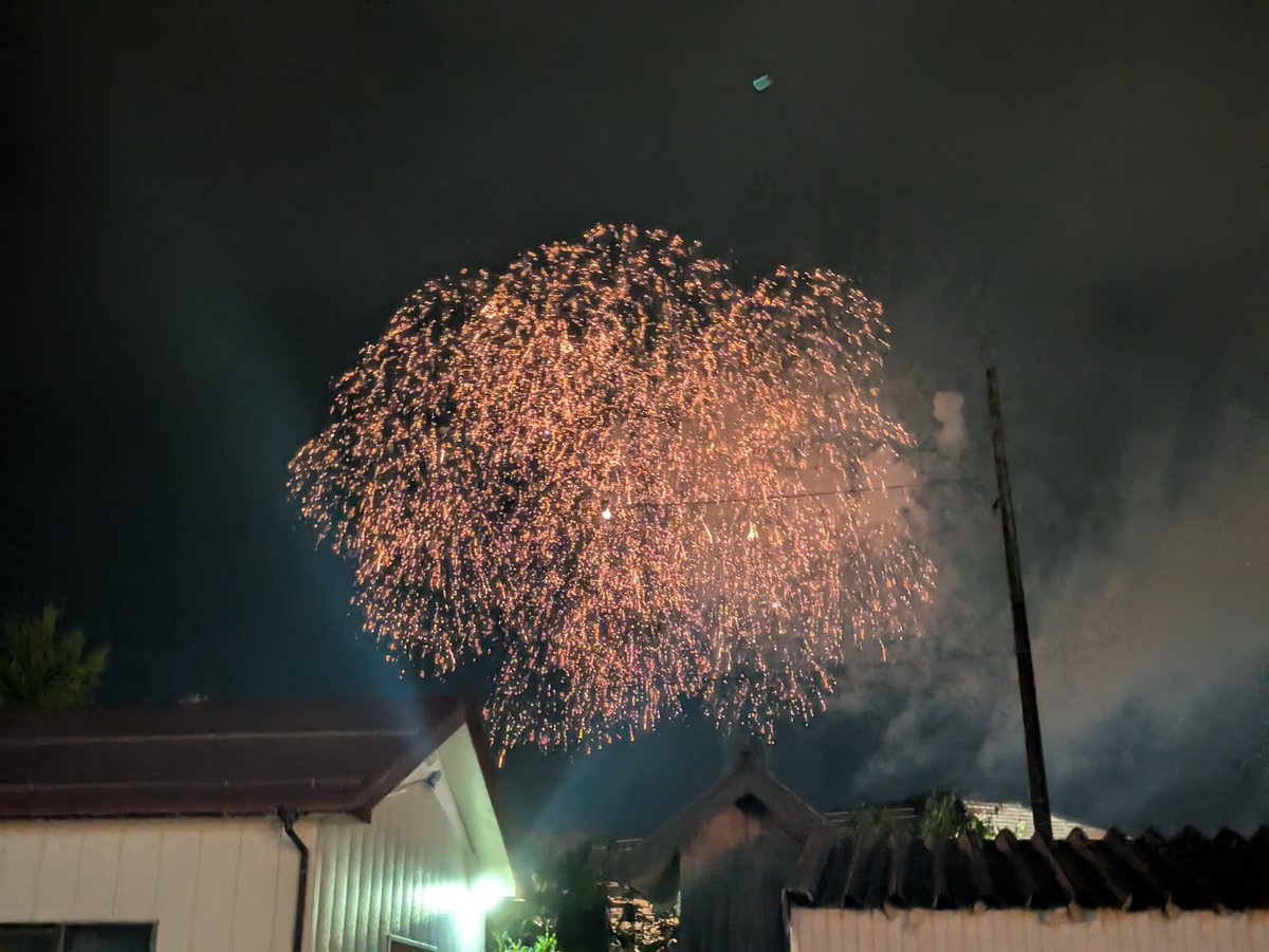 QI35007's tweet photo. 8月1日に三条花火大会にいきました。去年は越前屋ホテルの屋上から見れたのですが、予約が入っていて見れなかったのですが、図書館から見てもとても綺麗でした。来年もまた行きたいです。
#三条市 #学生まちなか #選びたくなるまち三条 https://t.co/eNMmQEmKCZ