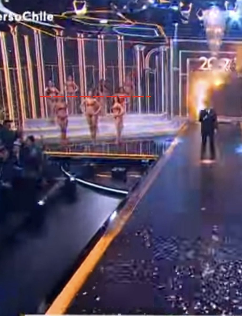 viajedenubes's tweet photo. Sospechoso que enfoquen a la Cata Vallejos desde abajo o sino solo desde lejos 
Le diferencia que le sacan las demas es abismal, es muy chica la neña
#MissUniversoChile https://t.co/7iOI42eQDZ