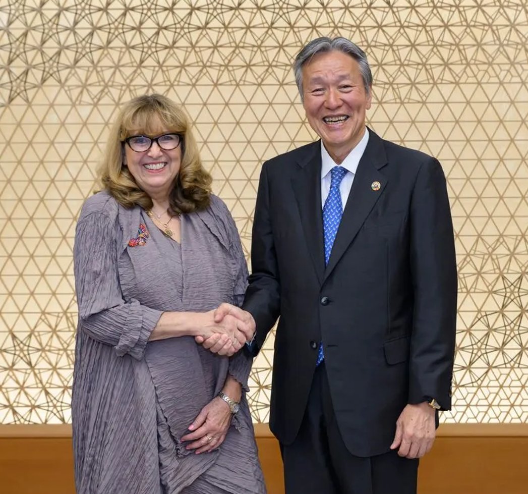 keidanren's tweet photo. #経団連 自然保護協議会の西澤敬二会長は7月17日、生物多様性条約事務局のショーメーカー事務局長と懇談。
本年10月にアルメニアで開催される生物多様性条約第17回締約国会議（CBD・COP17）での主要論点や、日本企業による #ネイチャーポジティブ 推進への期待などについて幅広く意見交換しました。

ショーメーカー事務局長からは、以下のコメントがありました！
✅日本企業について、自然関連リスクを経営課題として理解しながら取組みを進めている点を高く評価
✅日本企業の先進的な事例をCBD・COP17において積極的に発信してほしい

西澤会長は、「測ることが難しいから取り組まないのではなく、できることから行動を起こすことが重要」との認識を示し、日本経済界としてネイチャーポジティブ実現に向けた取組みを引き続き加速していく考えを示しました。