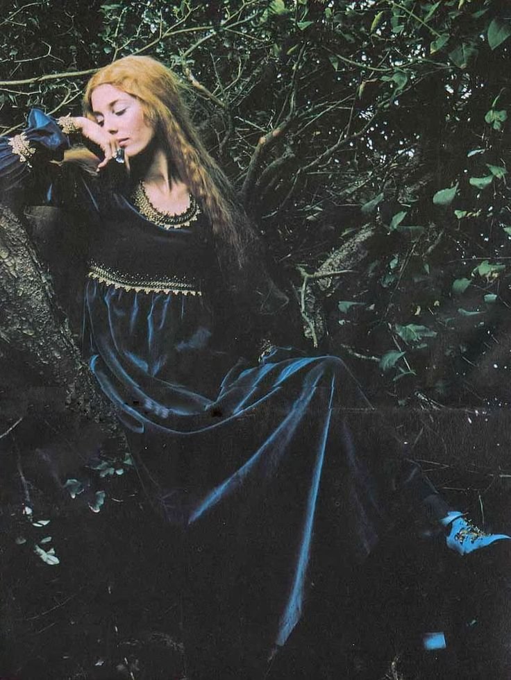 TheWabiSabiLife's tweet photo. dress by James Moncur originally featured in a 1970s issue of British Vogue https://t.co/bPf2Sjh6tv