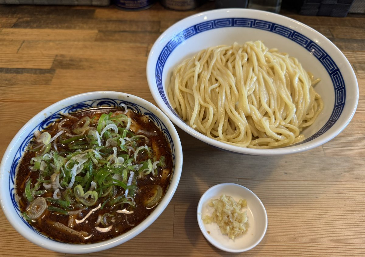 iwataka_'s tweet photo. R08.08.03
麺屋奏
ブラックつけ麺大盛（400g🫚）

本日のランチは奏さん😋
本日もやっぱりBつけ！
すっぱ辛くコクのあるつけ汁とゴロゴロ入ったチャーシュー
もっちり中太の麺どれも最高！何度食べても飽きない味
本日も凄く美味しかったです♪
御馳走様でした(*´꒳`*) https://t.co/XVQD6Xywud