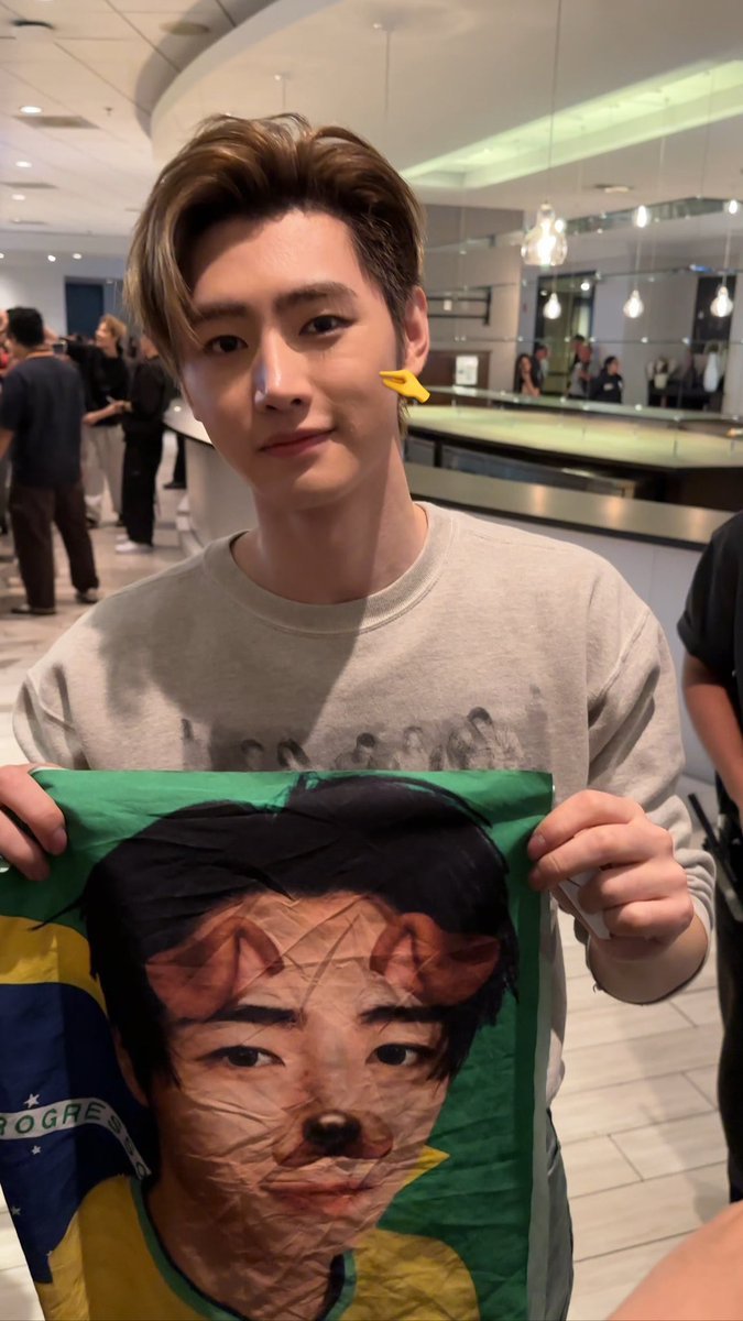 sunooeis's tweet photo. O SUNGHOON COM A BANDEIRA MDS (DA ONDE E ESSA FOTO) https://t.co/6MeqAU6iDX