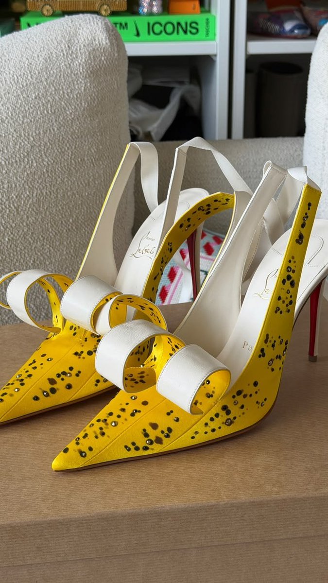 LaModeUnknown's tweet photo. The peeled BANANA pumps by Christian Louboutin | Isabel Canovas Spring/Summer 1989.🪡 https://t.co/MXz1vN5FhZ