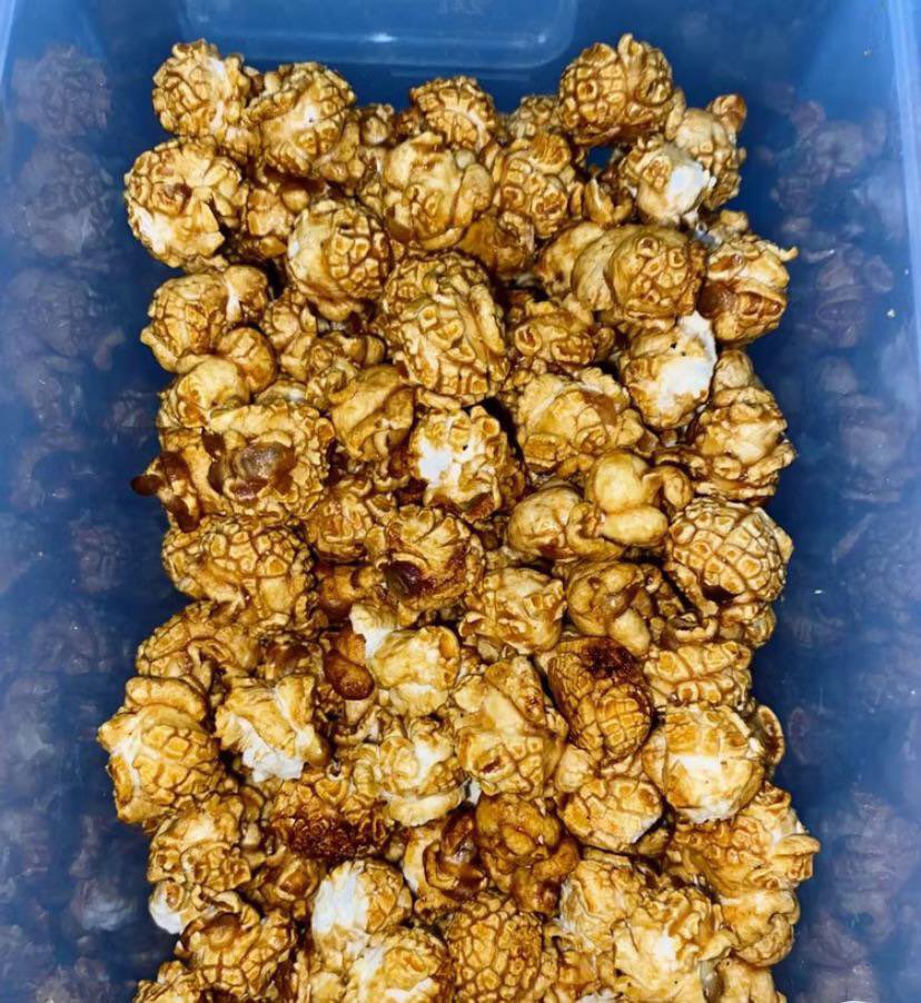 icewmatchaa's tweet photo. BENERAN kata orang, ini dupenya popcorn bioskop 😭
crunchynya dapet, caramelnya enak dan ga eneg, aroma butternya juga wangi banget 😭😍 https://t.co/BfGNawCLNr