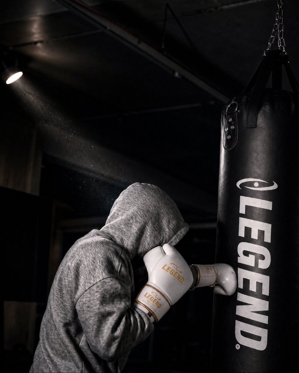 LegendSports1's tweet photo. Just you, the bag, and a moment to breathe. 😌
#LegendSports #QuietFocus #GymTherapy #BoxingGear #Mindset #TrainingDays #BoxingLife https://t.co/7VLJOXmXfy