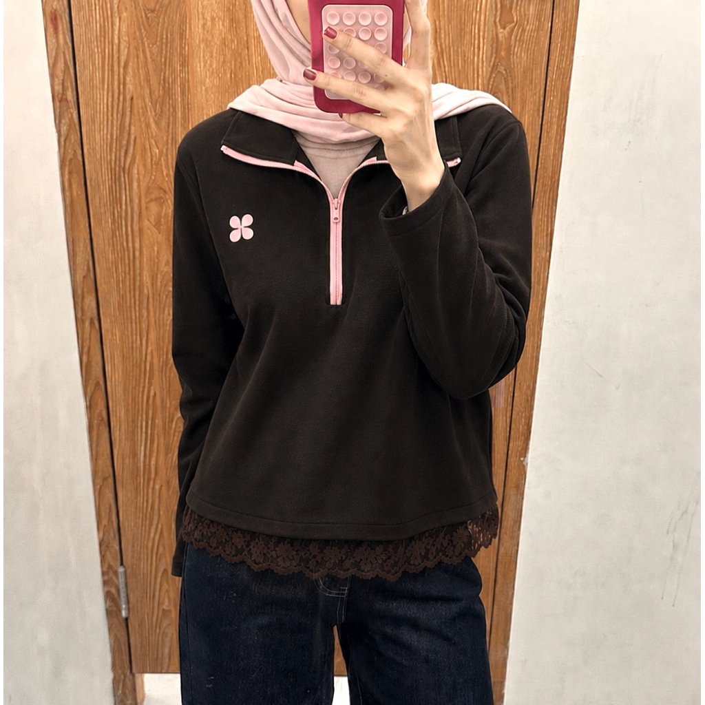 kerneabis's tweet photo. ih nemu longsleeve ada detail lace selucu ini dan warnanya cantik https://t.co/DVzHSFDYi8