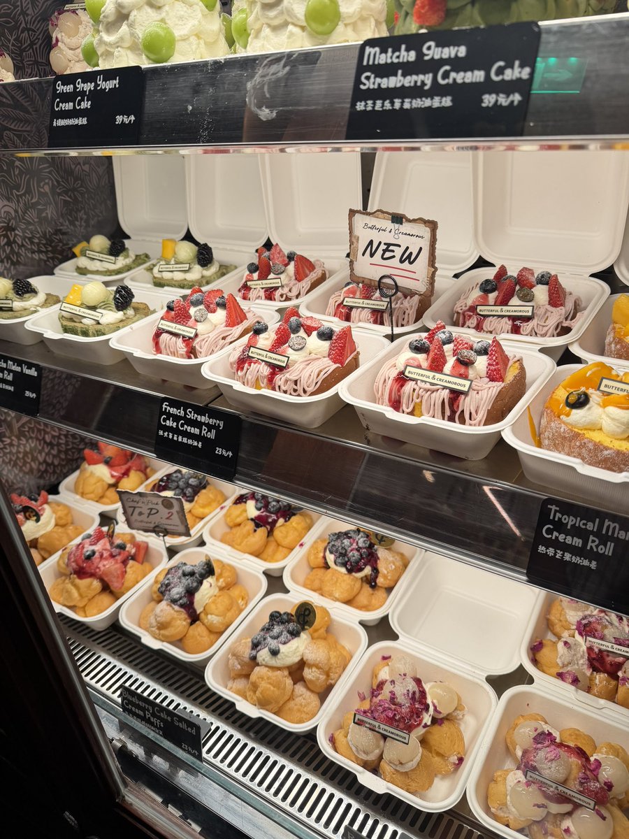 denmacookie's tweet photo. ขอขนมร้านโปรดของทุกคนหน่อย

ในรูปคือร้าน BUTTERFUL &amp; CREAMOROUS ที่เซี่ยงไฮ้ ขนมเริ่ดมาก หวานกำลังพอดี นัว อร่อย เริ่ด เลิศ เฬิฐ 1000000/10 คือแบบชอบมาก อยากกินทุกวัน ฮรือ เสียดายชิมไม่ได้เยอะเพราะว่าเพิ่งอิ่มปิ้งย่างมา 🥹 https://t.co/dA5iwfxoZI