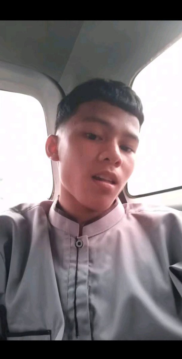 aughstme's tweet photo. ⚠️ SENSITIF & DISTURBING

Remaja 14 tahun di Nabire, Papua Tengah, tega membunuh mantan pacarnya sendiri.

Korban berinisial CK (14) ditemukan tewas dalam kondisi sebagian tubuh terbakar di Jalan Poros Waroki, Kampung Waroki, Distrik Nabire Barat, Kabupaten Nabire, pada Kamis 30 Juli 2026 sekitar pukul 20.00 WIT. Jasadnya dalam posisi tertelungkup.

Polres Nabire bergerak super cepat. Kurang dari 24 jam setelah jasad ditemukan, polisi berhasil mengamankan terduga pelaku yang juga masih berusia 14 tahun, berinisial A. (sebelum tertangkap, pelaku bilang "tangkap aja bapakku polisi juga)

Dari pemeriksaan, diketahui CK dan A sempat menjalin hubungan pacaran sejak Mei 2026. Mereka bahkan pernah berhubungan intim satu kali secara suka sama suka di sebuah penginapan. 

Hubungan itu berakhir di bulan Juni 2026 setelah A kedapatan dekat dengan perempuan lain berinisial E. CK kemudian mengancam akan memberitahu orang tua A soal hubungan intim yang pernah mereka lakukan. Ancaman itu bikin A sangat ketakutan. Dia sempat berniat mengakhiri hidupnya sendiri, tapi batal karena masih memikirkan keluarganya.

A sempat memblokir nomor WhatsApp CK, tapi CK terus mencoba menghubungi lewat teman-temannya sampai komunikasi kembali terbuka. Di percakapan terakhir, CK meminta bertemu. A setuju dan mengajak ketemuan di depan Dunia Kolor sebelum menuju lokasi kejadian.

Polisi menyatakan A sudah merencanakan aksinya. Setelah kejadian, polisi menemukan kembali barang bukti yang dibuang, serta mengamankan sejumlah barang lain: satu unit sepeda motor Yamaha Aerox, satu botol berisi minyak tanah, sebilah pisau, beberapa unit HP, dan barang-barang milik korban.

Wakapolres Nabire Kompol Piter Kendek mengapresiasi kerja cepat Satreskrim, Unit Resmob, dan Tim Khusus yang berhasil mengungkap kasus ini hanya dalam hitungan jam. Kasus ini ditangani secara profesional sebagai pembunuhan berencana.

Kasus ini sangat menyedihkan karena dua-duanya masih anak di bawah umur. 

Sumber: Polres Nabire & media lokal.