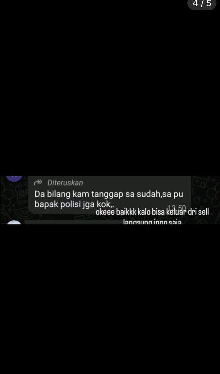 aughstme's tweet photo. ⚠️ SENSITIF & DISTURBING

Remaja 14 tahun di Nabire, Papua Tengah, tega membunuh mantan pacarnya sendiri.

Korban berinisial CK (14) ditemukan tewas dalam kondisi sebagian tubuh terbakar di Jalan Poros Waroki, Kampung Waroki, Distrik Nabire Barat, Kabupaten Nabire, pada Kamis 30 Juli 2026 sekitar pukul 20.00 WIT. Jasadnya dalam posisi tertelungkup.

Polres Nabire bergerak super cepat. Kurang dari 24 jam setelah jasad ditemukan, polisi berhasil mengamankan terduga pelaku yang juga masih berusia 14 tahun, berinisial A. (sebelum tertangkap, pelaku bilang "tangkap aja bapakku polisi juga)

Dari pemeriksaan, diketahui CK dan A sempat menjalin hubungan pacaran sejak Mei 2026. Mereka bahkan pernah berhubungan intim satu kali secara suka sama suka di sebuah penginapan. 

Hubungan itu berakhir di bulan Juni 2026 setelah A kedapatan dekat dengan perempuan lain berinisial E. CK kemudian mengancam akan memberitahu orang tua A soal hubungan intim yang pernah mereka lakukan. Ancaman itu bikin A sangat ketakutan. Dia sempat berniat mengakhiri hidupnya sendiri, tapi batal karena masih memikirkan keluarganya.

A sempat memblokir nomor WhatsApp CK, tapi CK terus mencoba menghubungi lewat teman-temannya sampai komunikasi kembali terbuka. Di percakapan terakhir, CK meminta bertemu. A setuju dan mengajak ketemuan di depan Dunia Kolor sebelum menuju lokasi kejadian.

Polisi menyatakan A sudah merencanakan aksinya. Setelah kejadian, polisi menemukan kembali barang bukti yang dibuang, serta mengamankan sejumlah barang lain: satu unit sepeda motor Yamaha Aerox, satu botol berisi minyak tanah, sebilah pisau, beberapa unit HP, dan barang-barang milik korban.

Wakapolres Nabire Kompol Piter Kendek mengapresiasi kerja cepat Satreskrim, Unit Resmob, dan Tim Khusus yang berhasil mengungkap kasus ini hanya dalam hitungan jam. Kasus ini ditangani secara profesional sebagai pembunuhan berencana.

Kasus ini sangat menyedihkan karena dua-duanya masih anak di bawah umur. 

Sumber: Polres Nabire & media lokal.