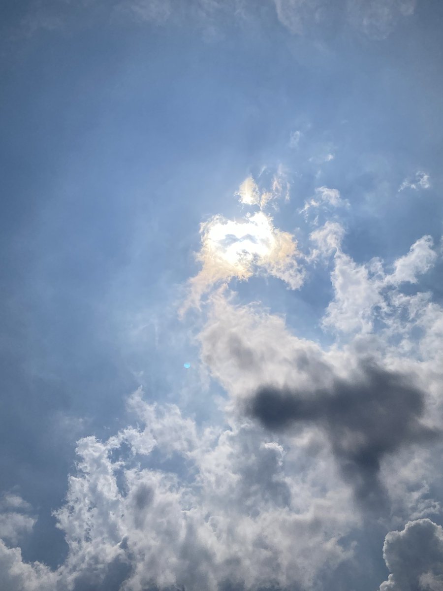 flyingace1978's tweet photo. #イマソラ
#いまそら
#キリトリセカイ

今日はめちゃくちゃ暑い🥵
ちょっと立ってるだけで全身から汗が吹き出してくる。

午後からは天気が崩れるらしい…
知らんけど。

こんなに晴れてるのに？

そんなお昼です。 https://t.co/2Vavae7JgS