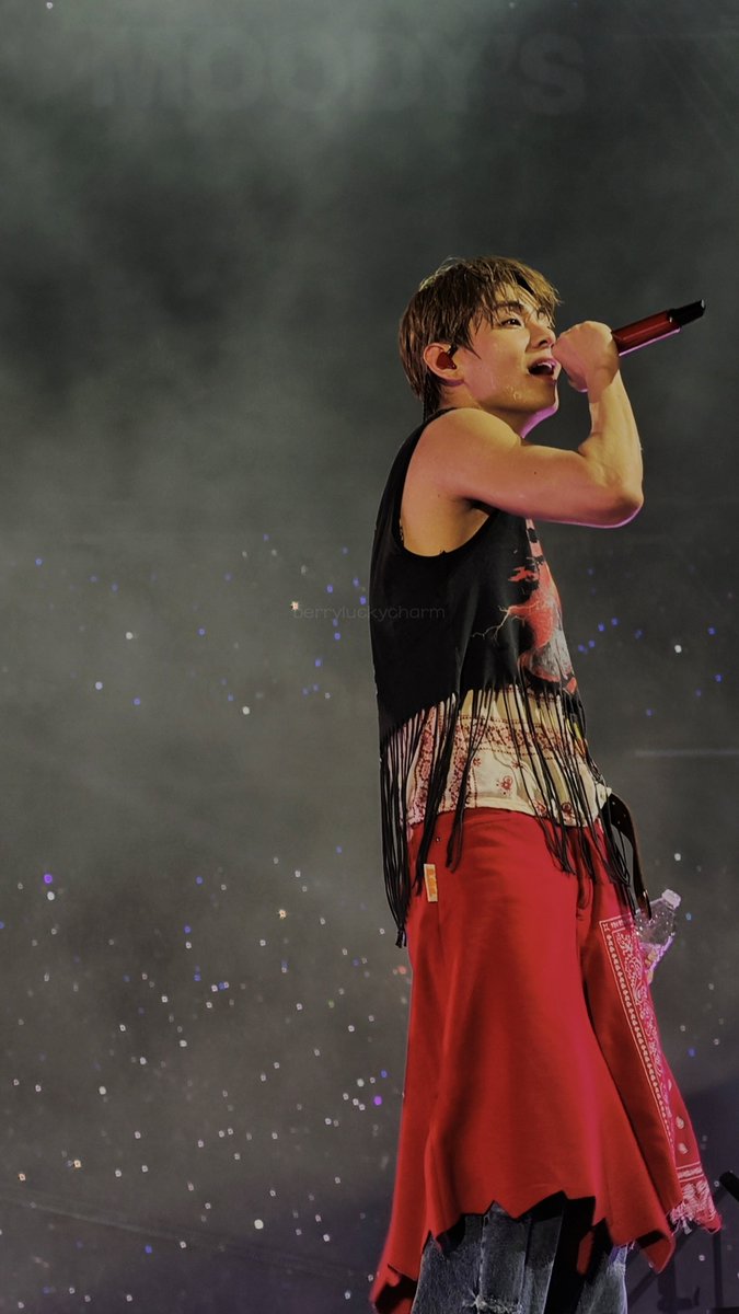 berryluckycharm's tweet photo. KIM TAEHYUNG WHAT THE HELL

#BTS_THECITY_ARIRANG_NEWYORK
#BTS_ARIRANG_WORLDTOUR_EASTRUTHERFORD https://t.co/LR1A6hrJ1F