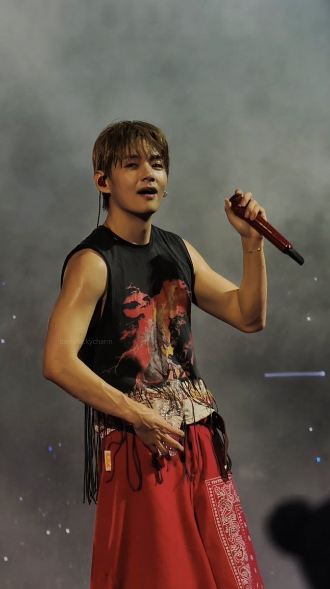 berryluckycharm's tweet photo. KIM TAEHYUNG WHAT THE HELL

#BTS_THECITY_ARIRANG_NEWYORK
#BTS_ARIRANG_WORLDTOUR_EASTRUTHERFORD https://t.co/LR1A6hrJ1F