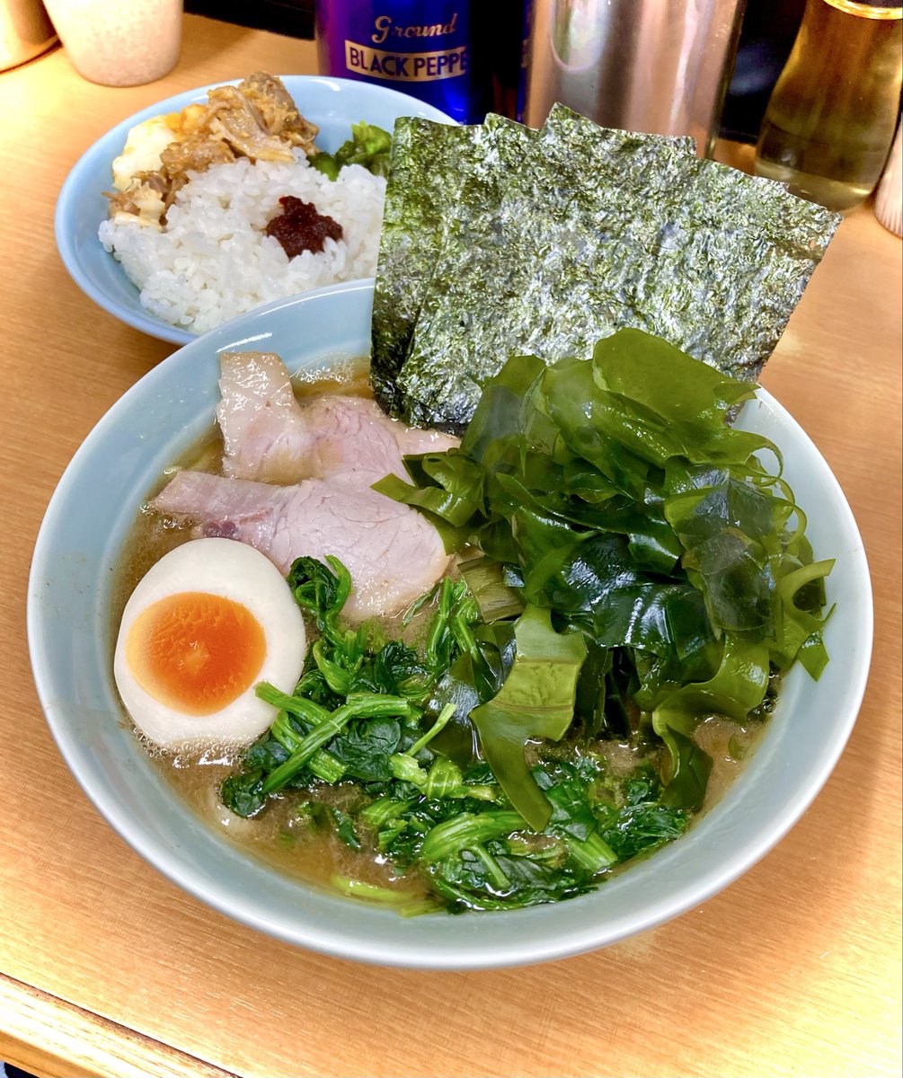 chifuupapa's tweet photo. やって来ました♪
武蔵家綾瀬さん🤗
ラーメン🍜半ライス🍚
やはり安心する良いバランスの♪
アヤムサ鶏豚スープ🐓🐖
沁みうんま〜🤤
焼豚🍖潤いしっとり美味❣️
味玉🥚旨とろ🫠
TPわかめ🌿コリシャキ旨旨♪
海苔🔳薬味葱🌱ほうれん草🥬良き
中細麺も🍜堪らん止まらん🥢😋
ご飯も🍚爆速💨
続く⬇️
#武蔵家 https://t.co/1asJ5qzCkw