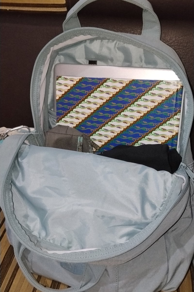 999jtpng's tweet photo. kakak-kakak yang belum tau, ini namanya backpack banyak benefit yaa 😁

waterproof iya, muat banyak iya, shoulder strap tebel iya, compartmen dimana-mana iya, underprice iya, space untuk laptop 14 inch pun ada! ibarat paket lengkap, semua diborong sama dia 🤗🫶 https://t.co/8WG7G8OpJi