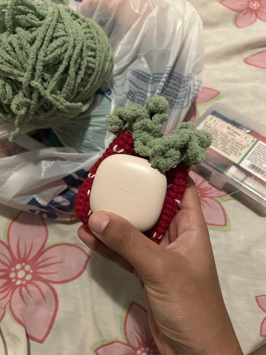 Cachos_de_Uvas's tweet photo. Comprei um fone novo então resolvi fazer uma bolsinha pra ele 🍓 https://t.co/mAexTkR9CF
