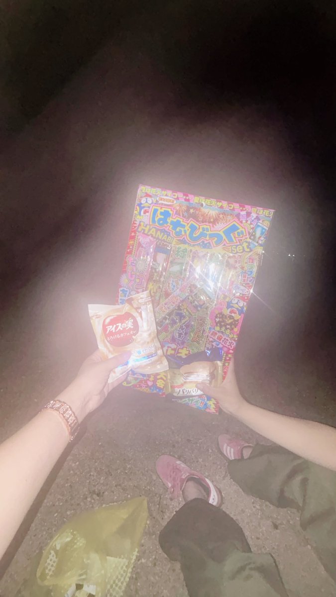xqr2__'s tweet photo. COSYの友達と花火✺⋆*

食べ放題行った後にアイスも食べた笑
海で花火するの夏って感じ〜✌🏻 https://t.co/w0VbxW2HWh