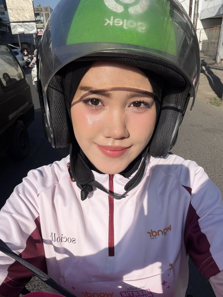irapersa's tweet photo. nemu cushion tahan banting, mau salim sama yang buat🧍🏻‍♀️

tanpa diset pake powder, terus dipake marathon sampe keringetan gak longsor dong

malah makin glowing😭💗 https://t.co/Bwx7Qj1USD