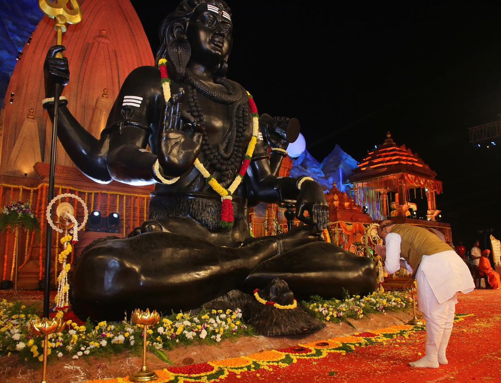 rajnathsingh's tweet photo. पवित्र श्रावण मास के प्रथम सोमवार पर समस्त शिवभक्तों को हार्दिक शुभकामनाएँ। महादेव का आशीर्वाद प्रत्येक परिवार में सुख-समृद्धि और पूरे राष्ट्र में शांति, सद्भाव तथा नई ऊर्जा का संचार करे। यही मंगलकामना है। ॐ नमः शिवाय! 

हर हर महादेव! https://t.co/FxygZNvR59