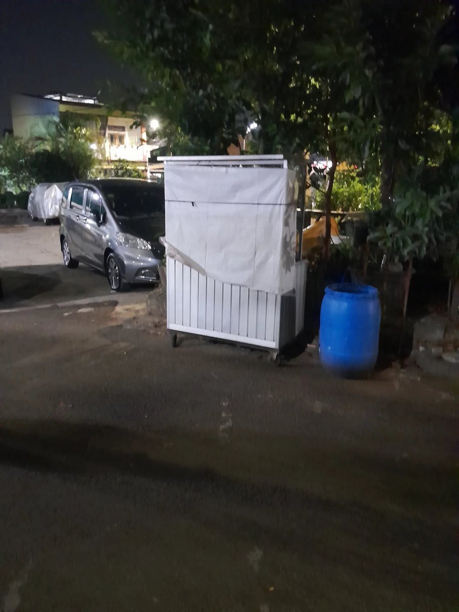 Sipitungscbd's tweet photo. deket rumahku ada bapak yang baru mulai jualan martabak.

gerobaknya dititipin di depan rumah, terus tiap sore didorong ke pinggir jalan buat jualan.

papaku hampir tiap hari bantu promosiin ke tetangga, dan kami juga sering beli karena senang lihat ada orang yang lagi berjuang cari rezeki.

tapi dua hari yang lalu bapaknya datang ke rumah sambil bilang,

"pak, maaf ya. jualan saya nggak laku. modal awal saya nggak muter, uangnya juga udah habis. saya mutusin pulang kampung dan mau jual gerobak ini."

habis dengar itu, papa sama mama langsung diem.

aku yang biasanya banyak bercanda juga jadi nggak tahu harus ngomong apa.

rasanya sedih.

orang udah berusaha, keluar tenaga, keluar modal, tapi tetap harus menyerah karena dagangannya sepi.

sempat kepikiran pengen bantu promosiin di media sosial, tapi jangkauanku juga masih terbatas.

semoga semua orang yang lagi berjuang cari rezeki selalu diberi kesehatan dan dimudahkan jalannya.

buat yang tiap sore tetap dorong gerobak meski pembeli belum ramai, yang modalnya pas-pasan tapi semangatnya nggak pernah habis...

semoga rezekinya segera datang ya, pak. 🤍