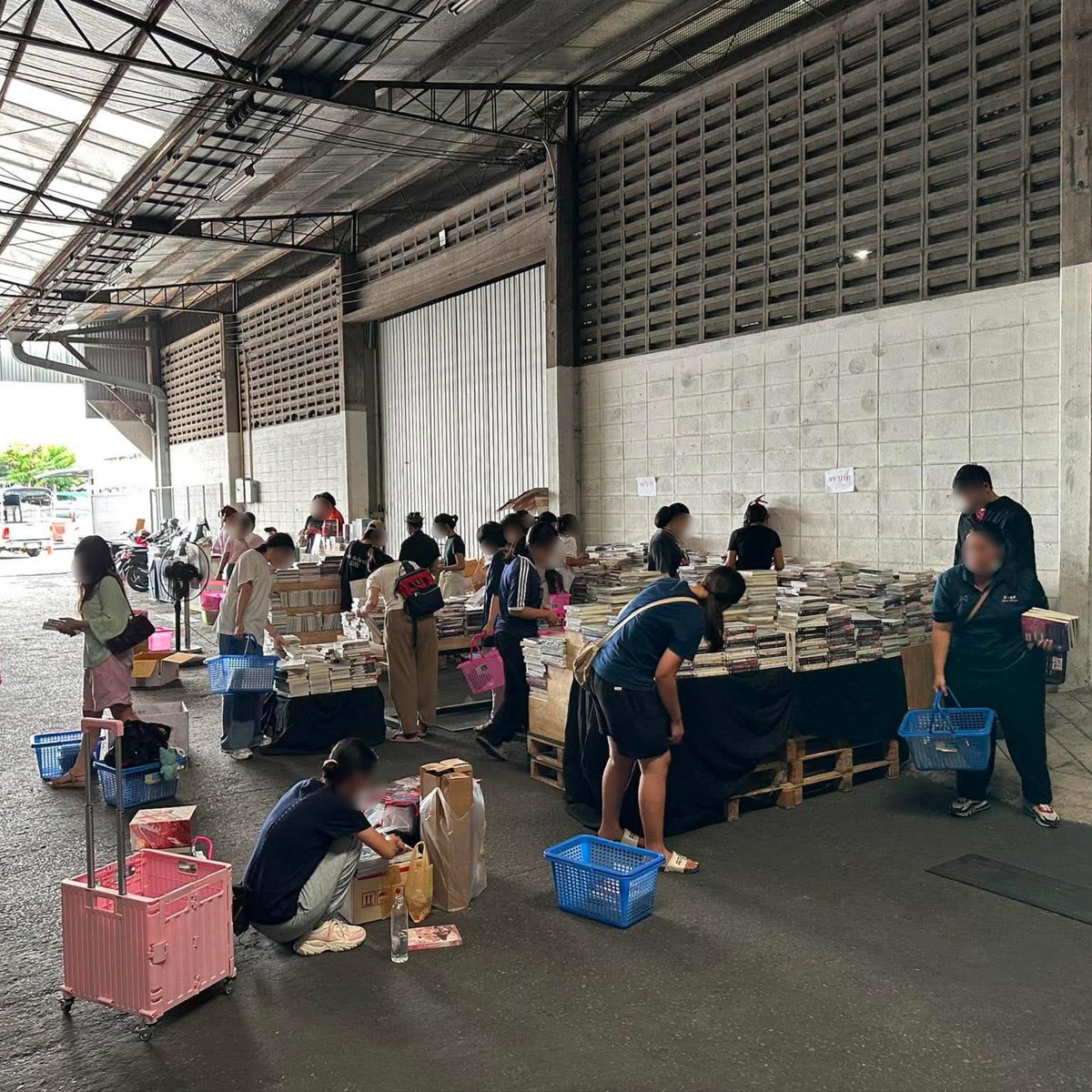SENSE_BOOK's tweet photo. 🛒 ลดล้างสต๊อก Day 3! ไปกันต่ออออ
เอาภาพบรรยากาศเมื่อวานมาให้ดูเป็นน้ำจิ้ม!
กับโปรโมชั่น Clearance Sale ล็อตหนังสือตีคืนจากหน้าร้าน
ราคาพิเศษ เริ่มต้นเพียง 49 บาทเท่านั้น
เฉพาะที่โกดังเซ้นส์บุ๊ค และ https://t.co/YwE9elZeVd
.
🗓 ระยะเวลาโปรโมชั่น
📌 รอบโกดังเซ้นส์บุ๊ค ตั้งแต่วันนี้ - 9 ส.ค. 69
เวลาเปิดทำการ : 10.00 - 17.00 น.
ช่องทางออนไลน์ สั่งซื้อได้ที่ https://t.co/YwE9elZeVd
.
📝 อ่านรายละเอียดโปรโมชั่นเพิ่มเติม 👉 https://t.co/D1pzOahIDN
⚠️ ข้อควรรู้ก่อนสั่งซื้อ :
โปรโมชั่นในครั้งนี้เป็นโปรโมชั่นลดล้างสต๊อกหนังสือตีคืนจากหน้าร้านเพื่อเคลียร์พื้นที่รองรับหนังสือล็อตใหม่ สินค้าจึงมีจำนวนจำกัด และสภาพไม่เหมาะสำหรับสายสะสม ทางสำนักพิมพ์ขอสงวนสิทธิ์ไม่รับเปลี่ยน เคลม หรือคืนหนังสือลดราคาพิเศษในทุกกรณี
—
📦 โกดังเซ้นส์บุ๊ค
📍 จุดสังเกต : อยู่หลัง 7-Eleven สาขาคู้บอน 18
📍 22/2 ซอย รามอินทรา 71 แขวงรามอินทรา เขตคันนายาว กรุงเทพมหานคร 10230
📍 ปักหมุด 👉 https://t.co/gJDAV1r3gw
⚠️ สำหรับลูกค้าที่ขับรถมา กรุณานำรถไปจอดในซอยคู้บอน 16/2 และเข้าโกดังทางประตูสีเหลืองในซอย
เนื่องจากลานจอดด้านหน้าโกดังถูกสงวนไว้สำหรับผู้เช่ารายอื่น ขออภัยในความไม่สะดวกด้วยนะคะ
══════⋆☆⋆══════
สามารถติดตามพี่เซ้นส์ผ่านช่องทางต่าง ๆ ได้ที่
📌 Facebook 👉 https://t.co/Wvv21fCKj8
📌 IG 👉 https://t.co/dZaSVTfNcN
📌 TikTok 👉 https://t.co/kP3QlAeLgt
📌 X 👉 https://t.co/kAbq028qjS
📌 Bluesky 👉 https://t.co/mrJDuaRa5p
#sensebook #senseT