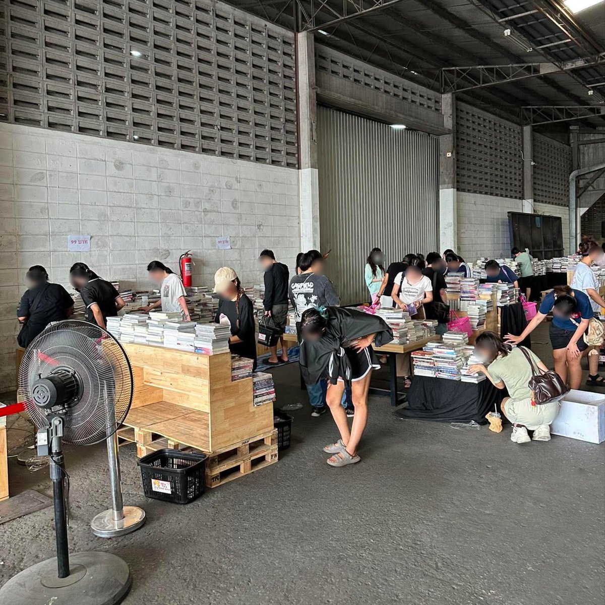 SENSE_BOOK's tweet photo. 🛒 ลดล้างสต๊อก Day 3! ไปกันต่ออออ
เอาภาพบรรยากาศเมื่อวานมาให้ดูเป็นน้ำจิ้ม!
กับโปรโมชั่น Clearance Sale ล็อตหนังสือตีคืนจากหน้าร้าน
ราคาพิเศษ เริ่มต้นเพียง 49 บาทเท่านั้น
เฉพาะที่โกดังเซ้นส์บุ๊ค และ https://t.co/YwE9elZeVd
.
🗓 ระยะเวลาโปรโมชั่น
📌 รอบโกดังเซ้นส์บุ๊ค ตั้งแต่วันนี้ - 9 ส.ค. 69
เวลาเปิดทำการ : 10.00 - 17.00 น.
ช่องทางออนไลน์ สั่งซื้อได้ที่ https://t.co/YwE9elZeVd
.
📝 อ่านรายละเอียดโปรโมชั่นเพิ่มเติม 👉 https://t.co/D1pzOahIDN
⚠️ ข้อควรรู้ก่อนสั่งซื้อ :
โปรโมชั่นในครั้งนี้เป็นโปรโมชั่นลดล้างสต๊อกหนังสือตีคืนจากหน้าร้านเพื่อเคลียร์พื้นที่รองรับหนังสือล็อตใหม่ สินค้าจึงมีจำนวนจำกัด และสภาพไม่เหมาะสำหรับสายสะสม ทางสำนักพิมพ์ขอสงวนสิทธิ์ไม่รับเปลี่ยน เคลม หรือคืนหนังสือลดราคาพิเศษในทุกกรณี
—
📦 โกดังเซ้นส์บุ๊ค
📍 จุดสังเกต : อยู่หลัง 7-Eleven สาขาคู้บอน 18
📍 22/2 ซอย รามอินทรา 71 แขวงรามอินทรา เขตคันนายาว กรุงเทพมหานคร 10230
📍 ปักหมุด 👉 https://t.co/gJDAV1r3gw
⚠️ สำหรับลูกค้าที่ขับรถมา กรุณานำรถไปจอดในซอยคู้บอน 16/2 และเข้าโกดังทางประตูสีเหลืองในซอย
เนื่องจากลานจอดด้านหน้าโกดังถูกสงวนไว้สำหรับผู้เช่ารายอื่น ขออภัยในความไม่สะดวกด้วยนะคะ
══════⋆☆⋆══════
สามารถติดตามพี่เซ้นส์ผ่านช่องทางต่าง ๆ ได้ที่
📌 Facebook 👉 https://t.co/Wvv21fCKj8
📌 IG 👉 https://t.co/dZaSVTfNcN
📌 TikTok 👉 https://t.co/kP3QlAeLgt
📌 X 👉 https://t.co/kAbq028qjS
📌 Bluesky 👉 https://t.co/mrJDuaRa5p
#sensebook #senseT