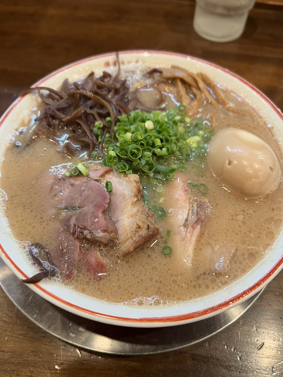 pkjA3eweBCUg92N's tweet photo. 豚骨ラーメン　開王
東京都八王子市

特製ラーメン

俗に言うクサ旨豚骨だが、クリーミーで濃厚な豚骨スープは嫌な臭みはなく
旨みだけを抽出した美味しい豚骨ラーメンでした😍👍🍜🐖🐖🐖
やっと左上のボタンに辿り着いたのであとはムラちゃんの限定だな🔥🤤

ごちそうさまでした🙏😋✨ https://t.co/yoP0CNCRKO
