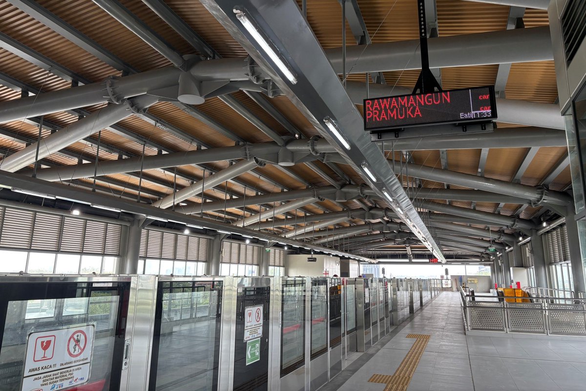 txttransportasi's tweet photo. Stasiun Rawamangun udah siap menyambut penumpang LRT Jakarta ✨ https://t.co/1YEMSNeM0I