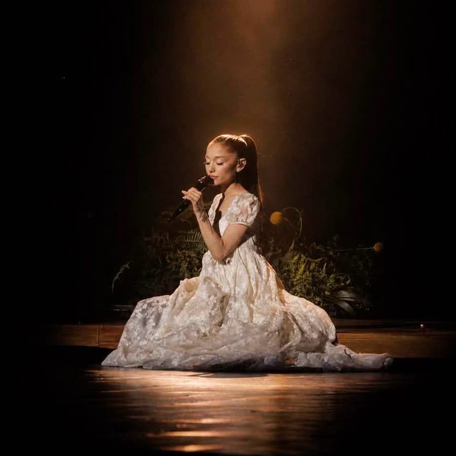 latinoarianag's tweet photo. #weloveyouariana 🤍

Solo quiero darte las gracias por cuidarnos durante más de 13 años. Duele verte, una vez más, bajo el escrutinio público. No sabemos qué está pasando, pero algo pasa. Gracias por siempre dar lo mejor de ti. Te extrañaremos mucho y aquí estaremos esperándote. https://t.co/SwYA6b0eeO
