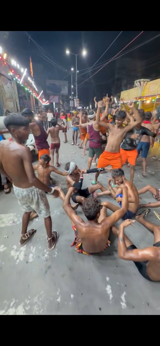 KraantiKumar's tweet photo. शुकला साहब का लड़का UPSC की तैयारी कर रहा है.

पांडेय साहब का लड़का JEE एडवांस की तैयारी कर रहा है.

मिश्रा साहब का लड़का NEET-UG की तैयारी कर रहा है.

उपाध्याय साहब का लड़का CAT की तैयारी कर रहा है.

नेता, मंत्री, सांसद और ब्यूरोक्रेट्स के बच्चे विदेशों में उच्च शिक्षा प्राप्त कर रहे हैं.

फिर ये सड़क पर उत्पात मचाने वाले लोग कयुन हैं ?