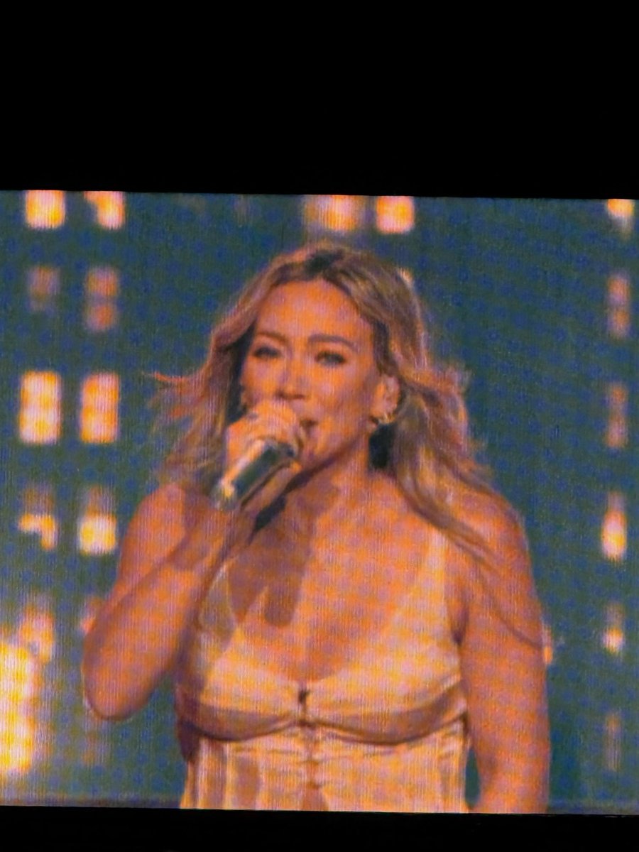 MattBenJammin's tweet photo. @HilaryDuff, last night in Charlotte was everything 💙 #theluckymetour https://t.co/RdIfWpeOJH