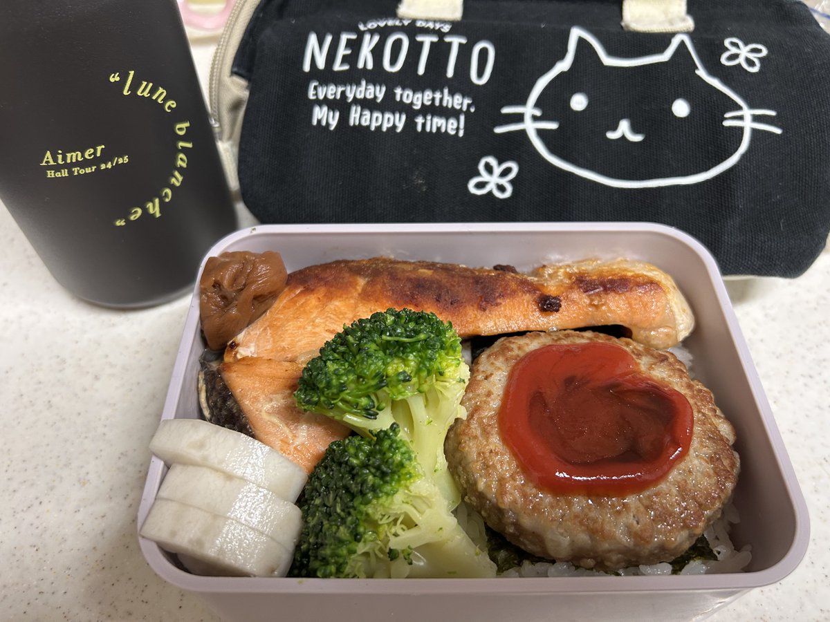 hfx7a's tweet photo. こんにちは😃
今日のお弁当

鮭のり弁に
チーズインハンバーグ冷凍

8月もよろしくお願いします🙂‍↕️

それでは
午後からも٩( 'ω' )و

⁦#お弁当⁩　⁦#お弁当記録⁩ https://t.co/lpQXqQ1Yv4