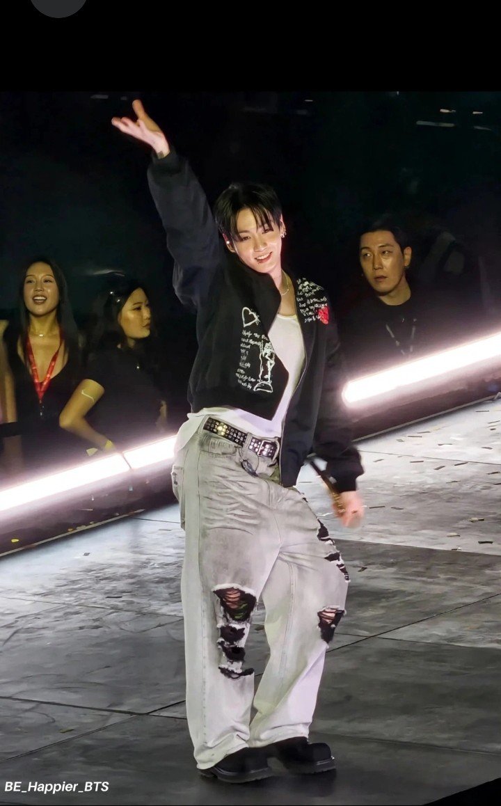 97Jungukk's tweet photo. Diva Jungkook! https://t.co/mBYQbHY5QW