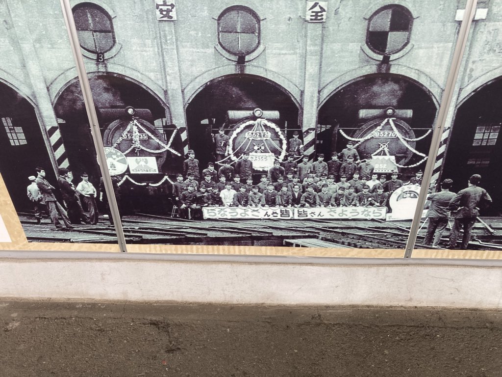 rw_shonanline's tweet photo. 国府津駅の跨線橋に写真展示がされていました。
製品化要望をよく頂く、御殿場線のD52のが国府津機関区の写真と共にたくさん…
#国府津駅 #東海道本線 #御殿場線 #D52 https://t.co/puMVHvZSWc