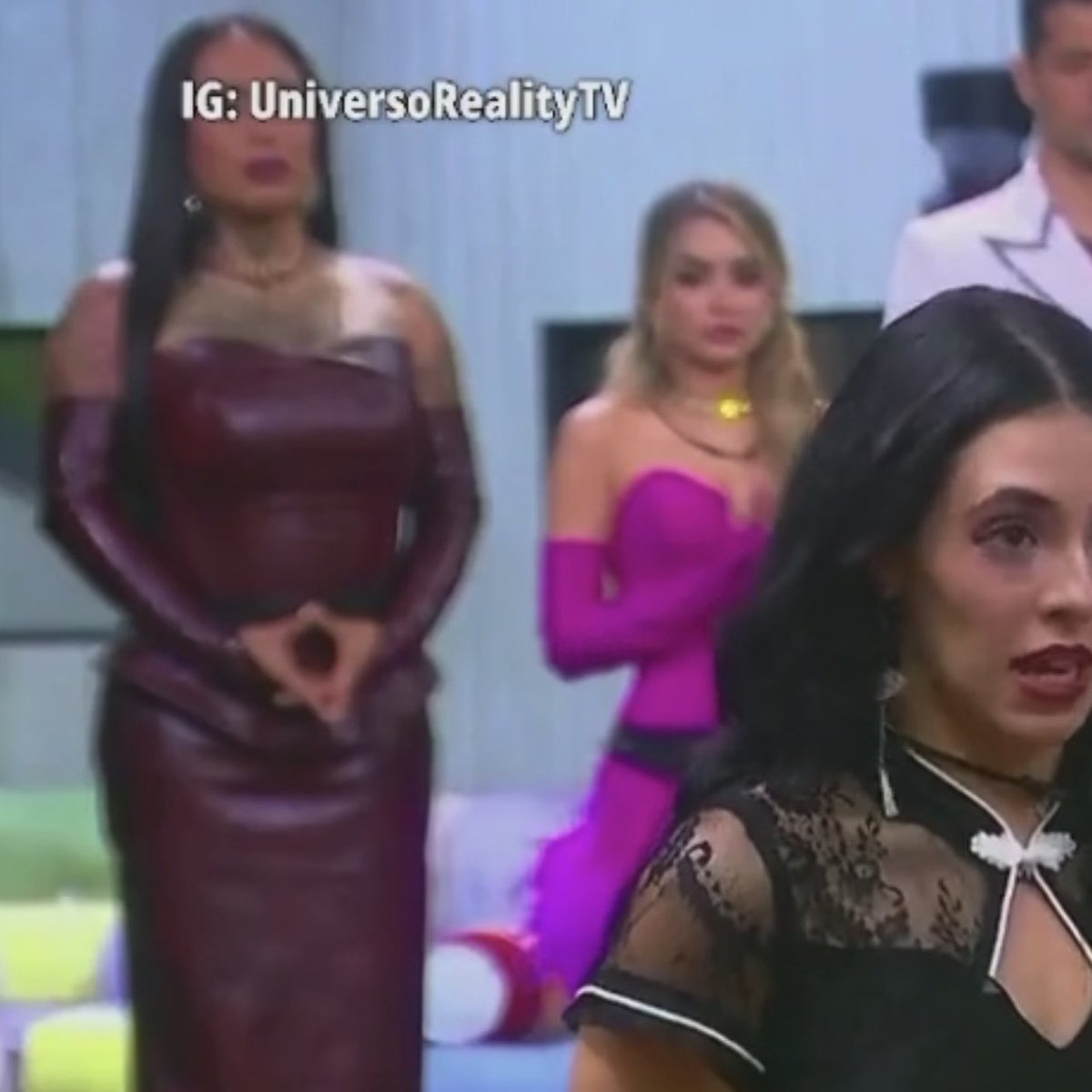 NachoConO's tweet photo. Karina Torres quiere hacer una mudra de protección con sus manos pero se ve como una panochis😭

#LaCasaDeLosFamososMx https://t.co/CJIQcthuHa