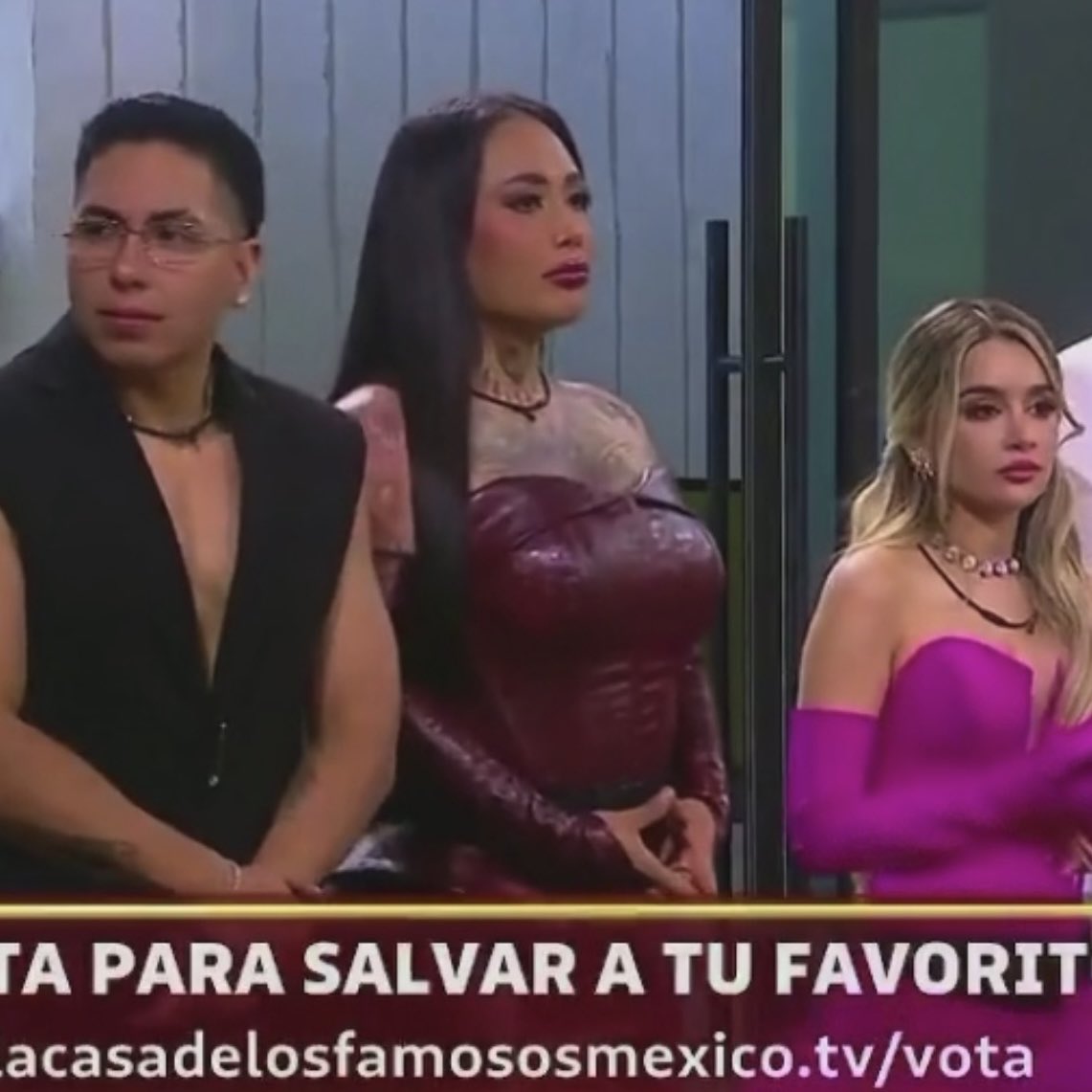 NachoConO's tweet photo. Karina Torres quiere hacer una mudra de protección con sus manos pero se ve como una panochis😭

#LaCasaDeLosFamososMx https://t.co/CJIQcthuHa