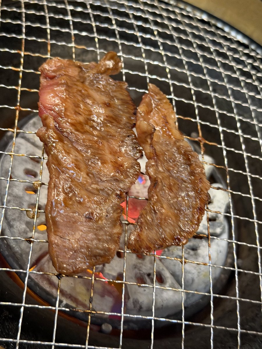 kuchiyafamily's tweet photo. 本日のランチは上野
陽山道本店にて切り落とし牛焼肉ランチ1300円
相変わらず1300円とは思えない肉質の良さ、柔らかくて肉の味が濃い

焼きたての肉にタレをたっぷり付けて白飯に乗せて一緒に頬張る、う〜んうまい！幸せな気分になりますね、最高！

ごちそうさまでした

#焼肉
#上野 https://t.co/KdX2XHnAZ2