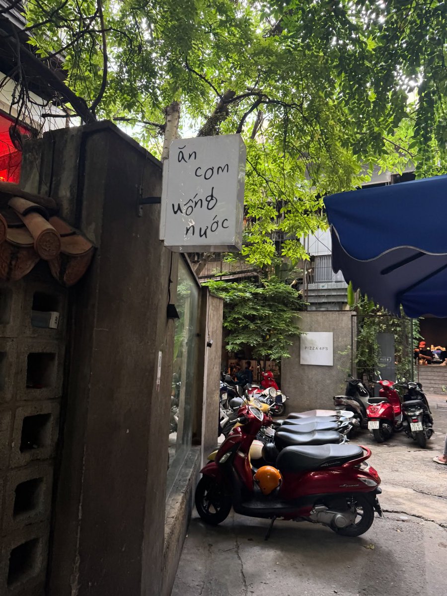 karirfess's tweet photo. Jejouw sampe bilang gini tentang Vietnam:

"Jangan kaget klo kita bener bener ditinggalin sama Vietnam di next 5 years.
Toko toko disana sangat attractive and lebih murah buat anak muda compare dengan Thailand and Indonesia 🙃
Banyak manusia jalan kaki, jadi mereka bisa nemu hidden gem toko, restoran compare harus naik cape cape naik mobil.
Jalanan pada BERSIH, tidak ada vape, orang yg rokok pun sedikit.
Local brands sangat hidup, dari segment bawah ke mid berdasarkan upgrade income mereka dari pertumbuhan industri mereka."

Beneran ya kita bakal kesalip sama Vietnam?? Wdyt guys??