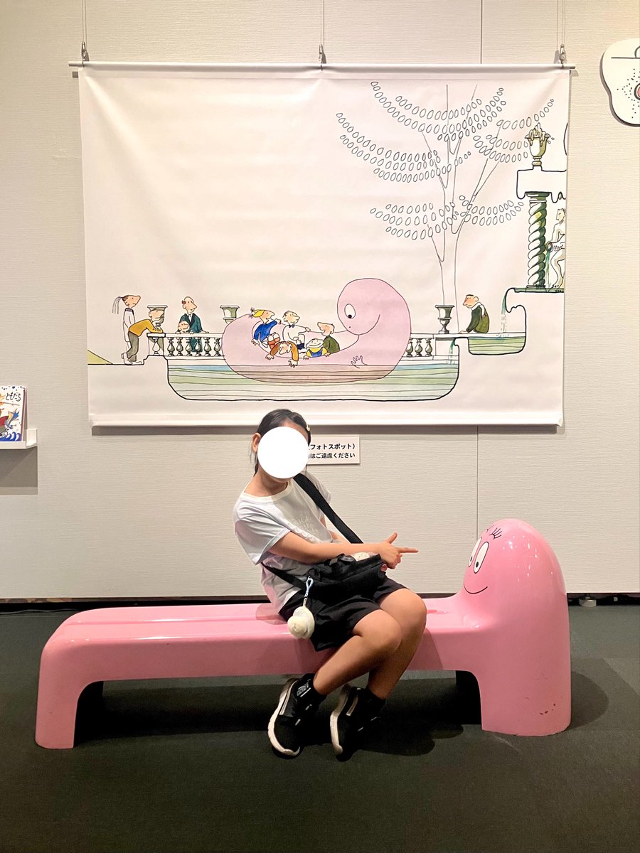 aika0416's tweet photo. 100階建の家のタペストリーが圧巻。

じゃあじゃあびりびり懐かしいと言うので赤ちゃんのときみたいに読み聞かせしてきた😂 https://t.co/yTNcwWpoBi