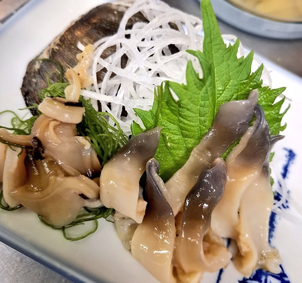dondonhiratsuka's tweet photo. 月曜どんどん🏮
おすすめ
・ホッキ貝刺身
ずっしりホッキ貝です

・かつおタタキ

・伊豆産アジ干物

・自家製焼売

・鶏炊き込みご飯
#料理　#ビール　#ご飯　#居酒屋 https://t.co/O4qqRwiwkx