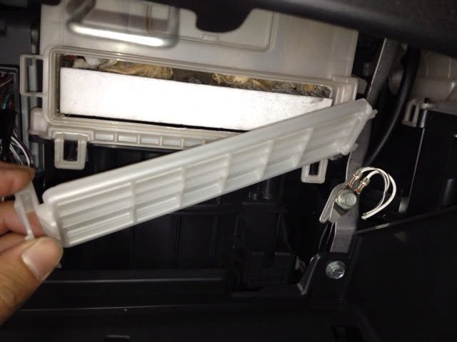 teammho's tweet photo. エアコンフィルター交換あるある

車両お預かり時

僕
「この時期ですし、エアコンフィルターも交換おすすめですよ！」

客
「そんなのいい。車検に通ればそれで十分。」

僕
「承知しました…。」

⸻

車検作業中

僕
「とはいえ、一応状態だけは確認しとくか。」

ガサゴソ…

僕
「……うわっ！！」

僕
「え、これフィルターじゃなくて森じゃん。」

枯れ葉、種、ホコリ、謎の綿…。

「ここだけで四季を感じられるレベルだぞ…。」

プルルル…

僕
「もしもし。エアコンフィルターなんですが、想像以上にすごい状態でして…。」

客
「だから交換しなくていいって。」

僕
「いや、交換というより救助案件です。」

客
「いいからそのままで。車検に通るとこだけやって。」

僕
「でも、このままだと小動物が住所変更してきそうなんですが…。」

客
「構わん。」

ガチャ。

僕
「……小動物からは了承取ってないけどな。」

パシャッ📸

「証拠だけ残しておこう。」

⸻

納車時

僕
「車検ありがとうございました！」

客
「おう。」

僕
「ちなみに、例のエアコンフィルターがこちらです。」

（写真を見せる）

客
「うわっ！！何じゃこりゃ！！」

僕
「はい。」

客
「こんなの吸ってたの！？」

僕
「毎日元気よく。」

客
「すぐ交換して！」

僕
「……昨日そのセリフ聞きたかったです。」

整備士あるある。

『見えないものにはお金をかけたくない。でも見た瞬間、最優先になる。』