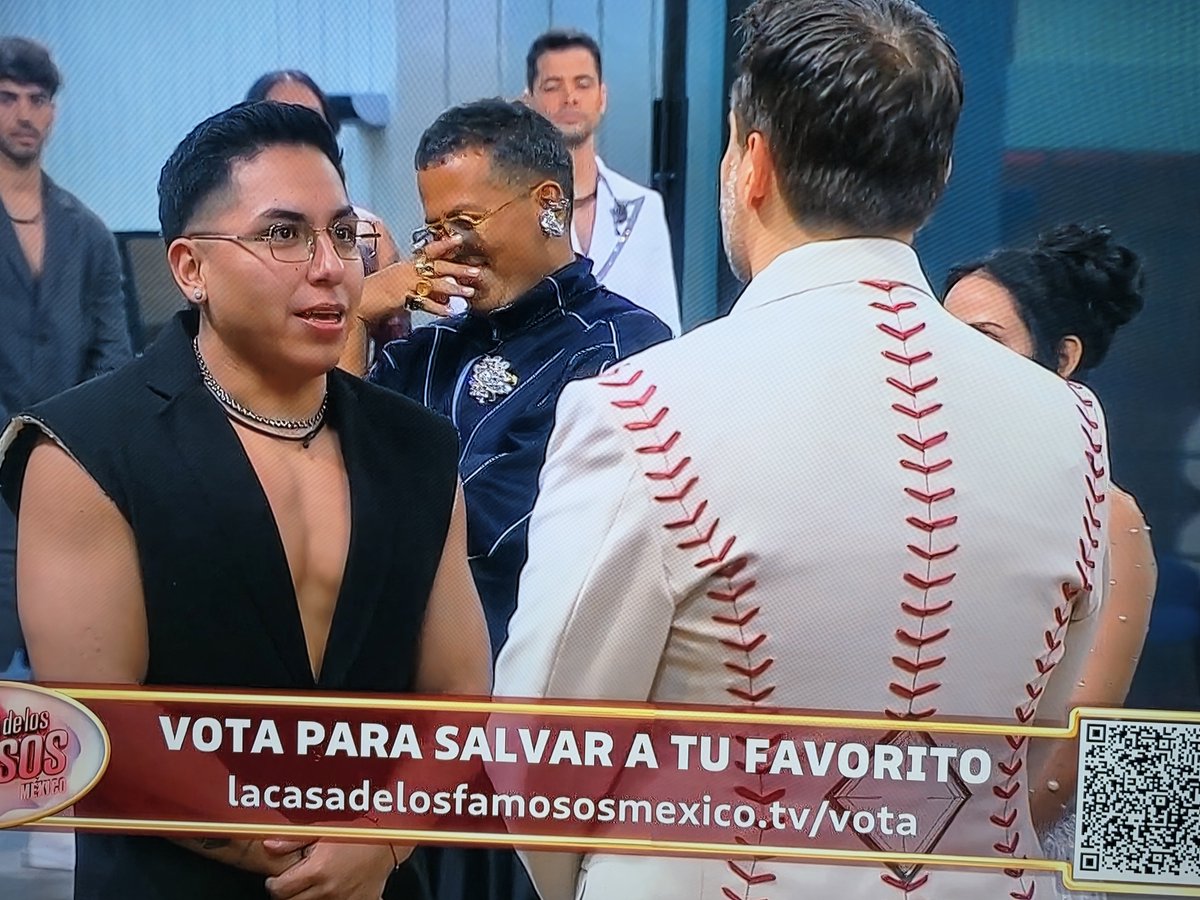 Astral8877's tweet photo. ZAZ! Que tal con el Ese Pérez! Duro y directo, un bateadon que le aventó.. y Aldo atrás disfrutando de la política incorrecta. 😅🤣😂
#LaCasaDeLosFamososMX #LaCasaDeLosFamososMéxico4 #LaCasaDeLosFamososMéxico https://t.co/Xe03y0Kthm
