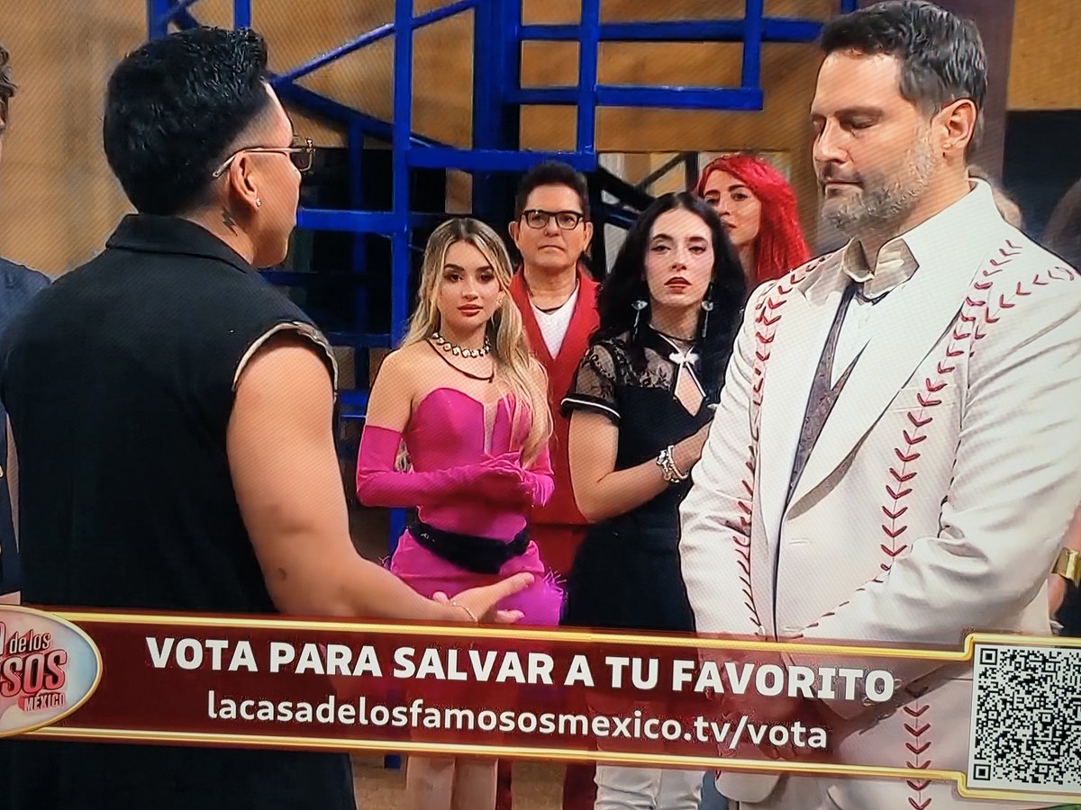 Astral8877's tweet photo. ZAZ! Que tal con el Ese Pérez! Duro y directo, un bateadon que le aventó.. y Aldo atrás disfrutando de la política incorrecta. 😅🤣😂
#LaCasaDeLosFamososMX #LaCasaDeLosFamososMéxico4 #LaCasaDeLosFamososMéxico https://t.co/Xe03y0Kthm