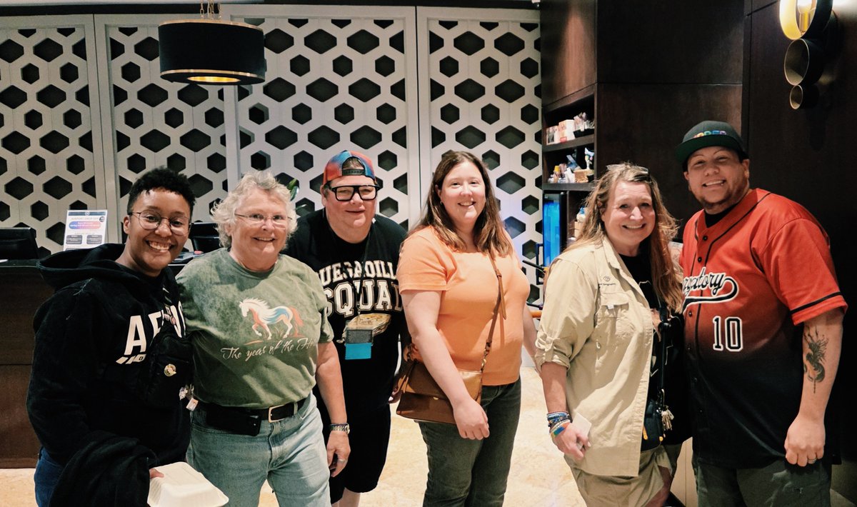 WayHaughtElf's tweet photo. Caught a wild Liz for one last @EarpFest photo.

Liz, you were an absolute hoot and really kept the laughs coming all weekend throughout the halls &amp; rooms!

To the volunteers &amp; staff - no notes, stellar job, efficient &amp; directive, thank you♡

#WynonnaEarp #EarpFest https://t.co/RKIqs6IamC