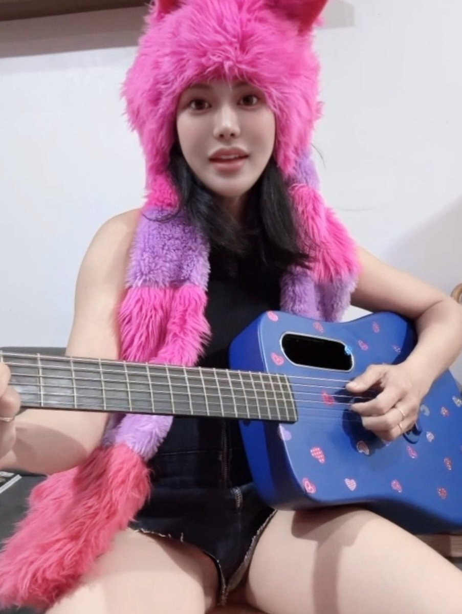 eirenetritone's tweet photo. นั่งรออะไรซักอย่าง #เอรีนไตรโทน #นักร้อง #เพลงลูกทุ่ง https://t.co/sdw4LOiyHQ